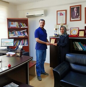 Meslek Yüksekokulumuzdan Ayrılan Personelimize Veda Plaketi