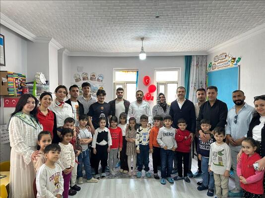 ogrencilerin-emegiyle-hazirlanan-oyuncaklarla-vakif-anaokuluna-anlamli-ziyaret